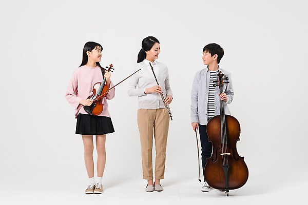 포토 JPG 스튜디오촬영 전신 학생 응시 여학생 여자 남자 악기 남학생 학교 중학생 청소년 실내 서기 웃음 들기 성인 앞모습 10대 캐주얼 세명 30대 마주보기 십대라이프스타일 교사 한국인 플루트 바이올린 여중생 음악교육 콘트라베이스 남중생 국내포토 직업 라이프스타일 시선 옷 교육 음악 뷰포인트 모션 현악기 표정 관악기 사람 동양인 내부 장년 파일형식