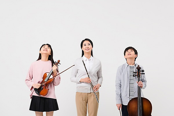 포토 JPG 스튜디오촬영 학생 응시 여학생 여자 남자 악기 남학생 연주 학교 중학생 청소년 실내 서기 들기 상반신 성인 앞모습 10대 캐주얼 세명 30대 십대라이프스타일 교사 한국인 플루트 바이올린 여중생 음악교육 콘트라베이스 남중생 국내포토 직업 라이프스타일 시선 옷 교육 음악 뷰포인트 모션 현악기 관악기 사람 동양인 내부 장년 파일형식