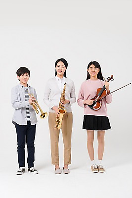 포토 JPG 스튜디오촬영 전신 학생 여학생 여자 남자 악기 남학생 학교 중학생 청소년 현악기 실내 서기 웃음 들기 성인 앞모습 10대 캐주얼 세명 30대 십대라이프스타일 교사 한국인 나팔 금관악기 바이올린 여중생 음악교육 트럼펫 남중생 국내포토 직업 라이프스타일 옷 교육 음악 뷰포인트 모션 표정 관악기 사람 동양인 내부 장년 파일형식