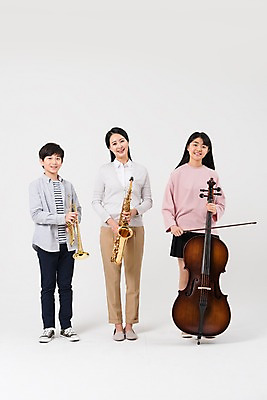 포토 JPG 스튜디오촬영 전신 학생 여학생 여자 남자 악기 남학생 학교 중학생 청소년 현악기 실내 서기 웃음 들기 성인 앞모습 10대 캐주얼 세명 30대 십대라이프스타일 교사 한국인 나팔 금관악기 여중생 음악교육 트럼펫 콘트라베이스 남중생 국내포토 직업 라이프스타일 옷 교육 음악 뷰포인트 모션 표정 관악기 사람 동양인 내부 장년 파일형식
