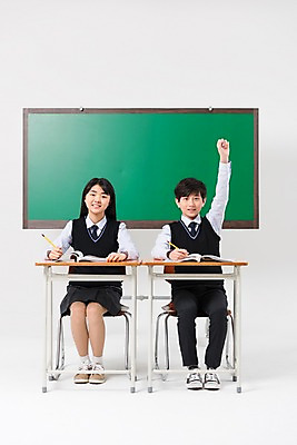 포토 JPG 스튜디오촬영 전신 학생 여학생 여자 교육 남자 교복 남학생 의자 중학생 청소년 실내 웃음 앉기 두명 앞모습 10대 책 친구 손들기 십대라이프스타일 칠판 한국인 책상 여중생 십대만 남중생 국내포토 라이프스타일 옷 뷰포인트 가구 관계 모션 표정 사람 동양인 내부 파일형식