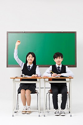포토 JPG 스튜디오촬영 전신 학생 여학생 여자 교육 남자 교복 남학생 중학생 청소년 실내 웃음 앉기 두명 앞모습 10대 책 친구 손들기 십대라이프스타일 칠판 한국인 질문 여중생 십대만 남중생 국내포토 라이프스타일 옷 뷰포인트 관계 모션 표정 사람 동양인 내부 파일형식