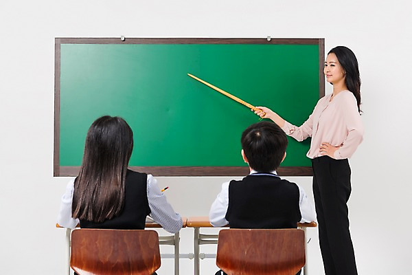 포토 JPG 스튜디오촬영 학생 응시 여학생 여자 교육 남자 교복 남학생 의자 학교 중학생 청소년 수업 실내 서기 웃음 앉기 상반신 성인 옆모습 뒷모습 10대 세명 30대 십대라이프스타일 교사 칠판 한국인 가리킴 책상 여중생 남중생 국내포토 직업 라이프스타일 시선 옷 뷰포인트 가구 모션 표정 사람 동양인 손짓 내부 장년 파일형식