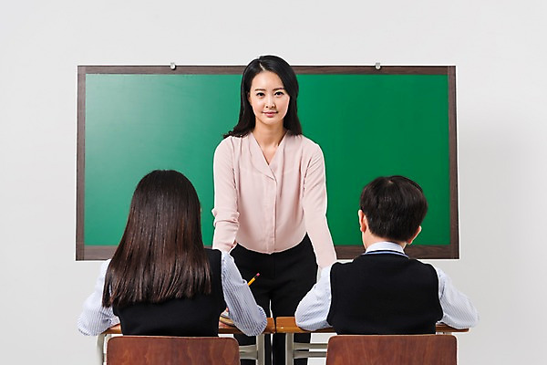 포토 JPG 스튜디오촬영 학생 여학생 여자 교육 남자 교복 남학생 의자 학교 중학생 청소년 수업 실내 서기 웃음 앉기 상반신 성인 앞모습 뒷모습 10대 세명 30대 십대라이프스타일 교사 칠판 한국인 책상 여중생 남중생 국내포토 직업 라이프스타일 옷 뷰포인트 가구 모션 표정 사람 동양인 내부 장년 파일형식