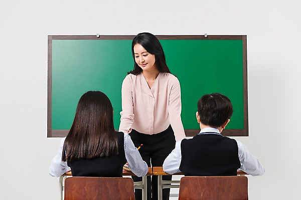 포토 JPG 스튜디오촬영 학생 응시 여학생 여자 교육 남자 교복 남학생 의자 학교 중학생 청소년 수업 실내 서기 웃음 앉기 상반신 성인 앞모습 뒷모습 10대 세명 30대 십대라이프스타일 교사 칠판 한국인 책상 여중생 남중생 국내포토 직업 라이프스타일 시선 옷 뷰포인트 가구 모션 표정 사람 동양인 내부 장년 파일형식 생활용품 인종 생활 오브젝트