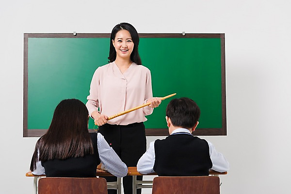 포토 JPG 스튜디오촬영 학생 여학생 여자 교육 남자 교복 남학생 의자 학교 중학생 청소년 수업 실내 서기 웃음 들기 앉기 상반신 성인 앞모습 뒷모습 10대 세명 30대 십대라이프스타일 교사 칠판 한국인 책상 여중생 남중생 국내포토 직업 라이프스타일 옷 뷰포인트 가구 모션 표정 사람 동양인 내부 장년 파일형식