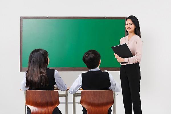 포토 JPG 스튜디오촬영 학생 여학생 여자 교육 남자 교복 남학생 의자 학교 중학생 청소년 수업 실내 서기 웃음 들기 앉기 상반신 성인 옆모습 뒷모습 10대 세명 30대 십대라이프스타일 교사 칠판 한국인 책상 여중생 남중생 국내포토 직업 라이프스타일 옷 뷰포인트 가구 모션 표정 사람 동양인 내부 장년 파일형식