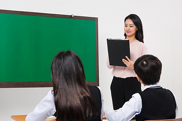 포토 JPG 스튜디오촬영 학생 응시 여학생 여자 교육 남자 교복 남학생 의자 학교 중학생 청소년 수업 실내 서기 웃음 앉기 상반신 성인 앞모습 뒷모습 10대 세명 30대 십대라이프스타일 교사 칠판 한국인 책상 여중생 남중생 국내포토 직업 라이프스타일 시선 옷 뷰포인트 가구 모션 표정 사람 동양인 내부 장년 파일형식 생활용품 인종 생활 오브젝트
