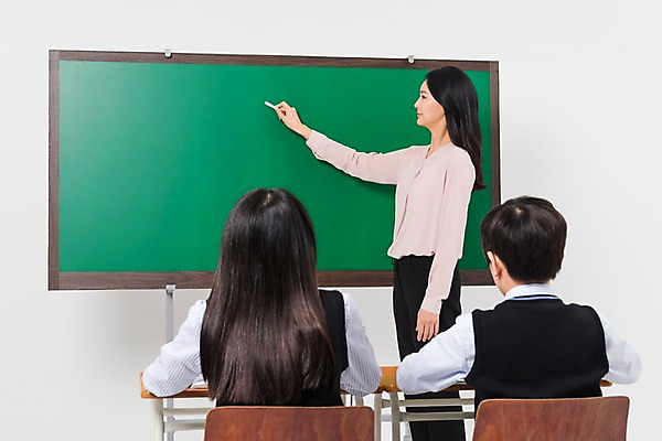 포토 JPG 스튜디오촬영 학생 응시 여학생 여자 교육 남자 교복 남학생 의자 학교 중학생 청소년 수업 실내 서기 웃음 들기 앉기 상반신 성인 옆모습 뒷모습 10대 세명 30대 십대라이프스타일 교사 칠판 한국인 책상 여중생 분필 남중생 국내포토 직업 라이프스타일 시선 옷 뷰포인트 가구 모션 표정 사람 동양인 내부 장년 초크 파일형식 생활용품 인종 생활 오브젝트