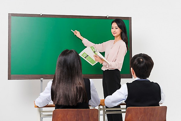 포토 JPG 스튜디오촬영 학생 응시 여학생 여자 교육 남자 교복 남학생 의자 학교 중학생 청소년 수업 실내 서기 웃음 들기 앉기 상반신 성인 옆모습 뒷모습 10대 책 세명 30대 십대라이프스타일 교사 칠판 한국인 책상 여중생 분필 남중생 국내포토 직업 라이프스타일 시선 옷 뷰포인트 가구 모션 표정 사람 동양인 내부 장년 초크 파일형식 생활용품 인종 생활 오브젝트