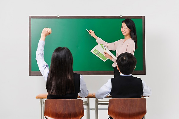 포토 JPG 스튜디오촬영 학생 응시 여학생 여자 교육 남자 교복 남학생 의자 학교 중학생 청소년 수업 실내 서기 웃음 들기 앉기 상반신 성인 옆모습 뒷모습 10대 책 세명 30대 손들기 십대라이프스타일 교사 칠판 한국인 발표 질문 책상 여중생 분필 남중생 국내포토 직업 라이프스타일 시선 옷 뷰포인트 가구 모션 표정 사람 동양인 내부 장년 초크 파일형식