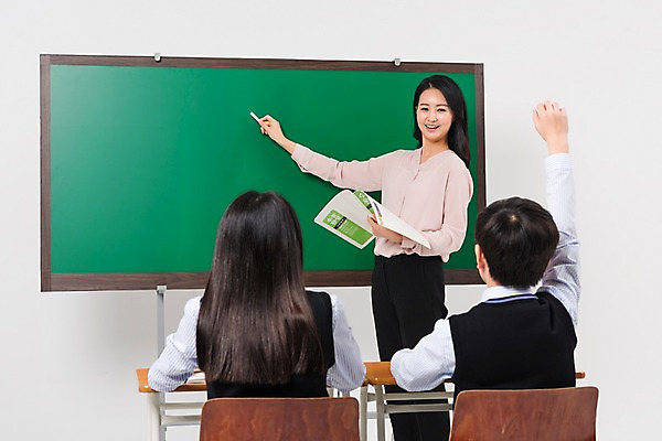 포토 JPG 스튜디오촬영 학생 응시 여학생 여자 교육 남자 교복 남학생 의자 학교 중학생 청소년 수업 실내 서기 웃음 들기 앉기 상반신 성인 옆모습 뒷모습 10대 책 세명 30대 십대라이프스타일 교사 칠판 한국인 발표 질문 책상 여중생 분필 남중생 국내포토 직업 라이프스타일 시선 옷 뷰포인트 가구 모션 표정 사람 동양인 내부 장년 초크 파일형식