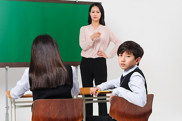포토 JPG 스튜디오촬영 학생 응시 여학생 여자 교육 남자 교복 남학생 의자 학교 중학생 청소년 수업 실내 서기 앉기 상반신 성인 앞모습 옆모습 10대 세명 30대 십대라이프스타일 교사 칠판 한국인 가리킴 뒤돌아보기 찡그림 책상 여중생 지적 남중생 국내포토 직업 라이프스타일 시선 옷 뷰포인트 가구 모션 표정 사람 동양인 손짓 내부 장년 파일형식