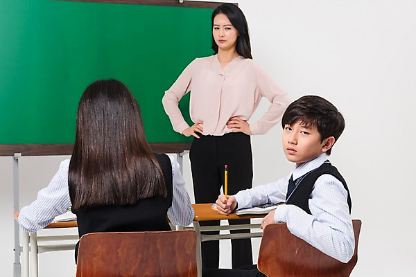 포토 JPG 스튜디오촬영 학생 응시 여학생 여자 교육 남자 교복 남학생 허리손 의자 학교 중학생 청소년 수업 실내 서기 앉기 상반신 성인 앞모습 옆모습 뒷모습 10대 세명 30대 십대라이프스타일 교사 칠판 한국인 뒤돌아보기 찡그림 책상 여중생 지적 남중생 국내포토 직업 라이프스타일 시선 옷 뷰포인트 포즈 가구 모션 표정 사람 동양인 내부 장년 파일형식