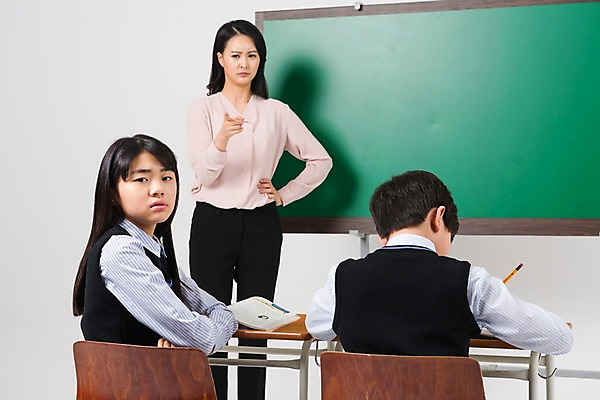 포토 JPG 스튜디오촬영 학생 응시 여학생 여자 교육 남자 교복 남학생 의자 학교 중학생 청소년 수업 실내 서기 앉기 상반신 성인 앞모습 옆모습 뒷모습 10대 세명 30대 십대라이프스타일 교사 칠판 한국인 가리킴 뒤돌아보기 찡그림 책상 여중생 지적 남중생 국내포토 직업 라이프스타일 시선 옷 뷰포인트 가구 모션 표정 사람 동양인 손짓 내부 장년 파일형식