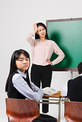 포토 JPG 스튜디오촬영 학생 응시 여학생 여자 교육 남자 교복 남학생 의자 학교 중학생 청소년 수업 실내 서기 앉기 상반신 성인 앞모습 옆모습 뒷모습 10대 세명 30대 팔짱 십대라이프스타일 교사 칠판 한국인 뒤돌아보기 찡그림 책상 여중생 지적 남중생 국내포토 직업 라이프스타일 시선 옷 뷰포인트 가구 모션 표정 사람 동양인 내부 장년 파일형식