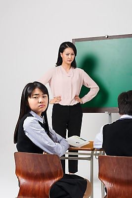 포토 JPG 스튜디오촬영 학생 응시 여학생 여자 교육 남자 교복 남학생 허리손 의자 학교 중학생 청소년 수업 실내 서기 앉기 상반신 성인 앞모습 옆모습 뒷모습 10대 세명 30대 십대라이프스타일 교사 칠판 한국인 뒤돌아보기 찡그림 책상 여중생 지적 남중생 국내포토 직업 라이프스타일 시선 옷 뷰포인트 포즈 가구 모션 표정 사람 동양인 내부 장년 파일형식