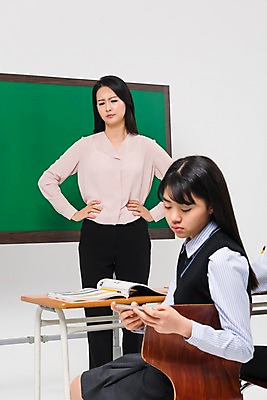 포토 JPG 스튜디오촬영 학생 응시 여학생 여자 교육 교복 의자 학교 중학생 청소년 수업 실내 서기 들기 앉기 상반신 성인 두명 앞모습 옆모습 10대 30대 스마트폰 십대라이프스타일 교사 칠판 한국인 찡그림 책상 여중생 딴짓 국내포토 직업 라이프스타일 시선 옷 뷰포인트 가구 모션 표정 사람 동양인 내부 장년 핸드폰 스마트기기 파일형식