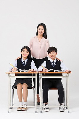 포토 JPG 스튜디오촬영 전신 학생 여학생 여자 교육 남자 교복 남학생 의자 학교 중학생 청소년 수업 실내 서기 웃음 앉기 성인 앞모습 10대 세명 30대 십대라이프스타일 교사 한국인 책상 여중생 어깨에손 남중생 국내포토 직업 라이프스타일 옷 뷰포인트 가구 모션 표정 사람 동양인 내부 장년 파일형식