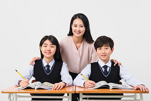 포토 JPG 스튜디오촬영 학생 여학생 여자 교육 남자 교복 남학생 의자 학교 중학생 청소년 수업 실내 서기 웃음 앉기 상반신 성인 앞모습 10대 세명 30대 십대라이프스타일 교사 한국인 책상 여중생 어깨에손 남중생 국내포토 직업 라이프스타일 옷 뷰포인트 가구 모션 표정 사람 동양인 내부 장년 파일형식