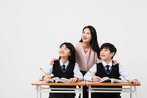 포토 JPG 스튜디오촬영 학생 응시 여학생 여자 교육 남자 교복 남학생 의자 학교 중학생 청소년 수업 실내 서기 웃음 앉기 상반신 성인 앞모습 10대 세명 30대 십대라이프스타일 교사 한국인 책상 여중생 어깨에손 남중생 국내포토 직업 라이프스타일 시선 옷 뷰포인트 가구 모션 표정 사람 동양인 내부 장년 파일형식