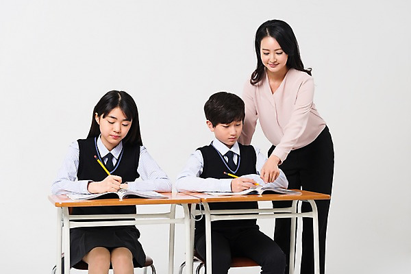 포토 JPG 스튜디오촬영 학생 응시 여학생 여자 교육 남자 교복 남학생 의자 학교 중학생 청소년 수업 실내 서기 웃음 앉기 상반신 성인 앞모습 10대 세명 30대 십대라이프스타일 교사 한국인 책상 여중생 남중생 국내포토 직업 라이프스타일 시선 옷 뷰포인트 가구 모션 표정 사람 동양인 내부 장년 파일형식