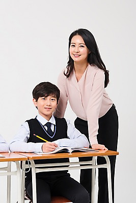 포토 JPG 스튜디오촬영 학생 여자 교육 교복 의자 중학생 청소년 실내 서기 웃음 앉기 상반신 성인 두명 앞모습 10대 30대 십대라이프스타일 교사 한국인 책상 여중생 여자만 국내포토 직업 라이프스타일 옷 뷰포인트 가구 모션 표정 사람 동양인 내부 장년 파일형식