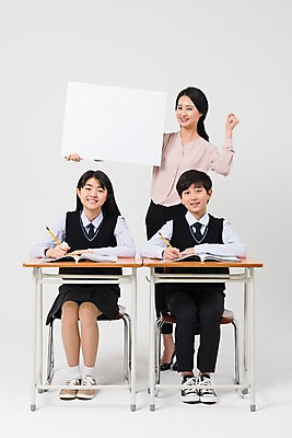 포토 JPG 스튜디오촬영 전신 학생 여학생 여자 교육 남자 교복 남학생 의자 학교 중학생 청소년 수업 사각프레임 프레임 실내 서기 웃음 들기 앉기 성인 앞모습 10대 세명 30대 십대라이프스타일 파이팅 교사 주먹 한국인 책상 여중생 남중생 국내포토 직업 라이프스타일 옷 뷰포인트 가구 모션 표정 사람 동양인 내부 장년 사각형 파일형식