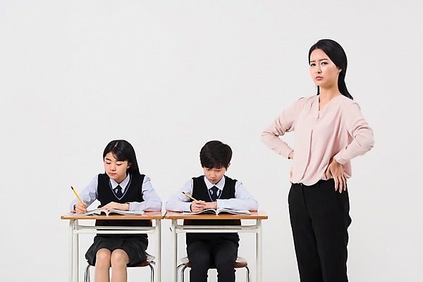 포토 JPG 스튜디오촬영 학생 응시 여학생 여자 교육 남자 교복 남학생 의자 학교 중학생 청소년 수업 실내 서기 앉기 상반신 성인 앞모습 10대 세명 30대 팔짱 십대라이프스타일 교사 한국인 책상 여중생 남중생 국내포토 직업 라이프스타일 시선 옷 뷰포인트 가구 모션 사람 동양인 내부 장년 파일형식