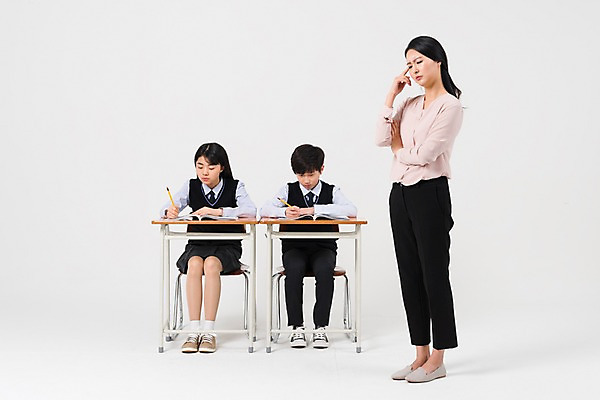 포토 JPG 스튜디오촬영 전신 학생 응시 여학생 여자 교육 남자 교복 남학생 의자 학교 중학생 청소년 수업 실내 서기 앉기 성인 앞모습 옆모습 10대 세명 30대 십대라이프스타일 교사 한국인 찡그림 책상 여중생 남중생 국내포토 직업 라이프스타일 시선 옷 뷰포인트 가구 모션 표정 사람 동양인 내부 장년 파일형식
