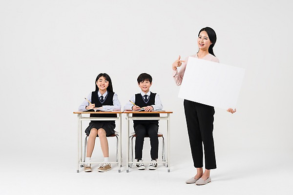 포토 JPG 스튜디오촬영 전신 학생 응시 여학생 여자 교육 남자 교복 남학생 의자 학교 중학생 청소년 수업 사각프레임 프레임 실내 서기 웃음 들기 앉기 성인 앞모습 10대 세명 30대 십대라이프스타일 교사 한국인 가리킴 책상 여중생 남중생 국내포토 직업 라이프스타일 시선 옷 뷰포인트 가구 모션 표정 사람 동양인 손짓 내부 장년 사각형 파일형식