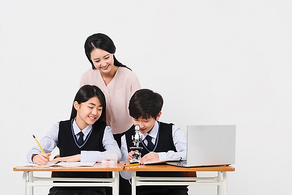 포토 JPG 스튜디오촬영 학생 응시 여학생 여자 교육 남자 교복 남학생 의자 학교 중학생 청소년 수업 실내 현미경 서기 웃음 앉기 상반신 성인 앞모습 10대 세명 30대 노트북 십대라이프스타일 교사 한국인 책상 여중생 남중생 국내포토 직업 라이프스타일 시선 옷 뷰포인트 가구 모션 표정 실험기구 사람 동양인 내부 장년 전자제품 파일형식