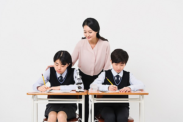 포토 JPG 스튜디오촬영 학생 응시 여학생 여자 교육 남자 교복 남학생 의자 학교 중학생 청소년 수업 실내 현미경 서기 웃음 앉기 상반신 성인 앞모습 10대 세명 30대 십대라이프스타일 교사 한국인 책상 여중생 어깨에손 남중생 국내포토 직업 라이프스타일 시선 옷 뷰포인트 가구 모션 표정 실험기구 사람 동양인 내부 장년 파일형식