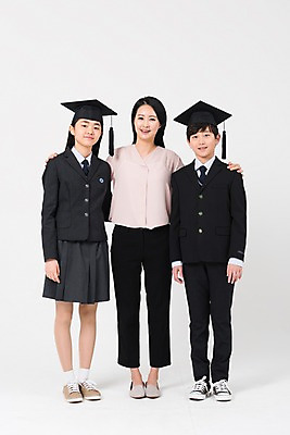 포토 JPG 스튜디오촬영 전신 학생 여학생 여자 남자 교복 남학생 학사모 졸업 중학생 청소년 실내 서기 웃음 성인 앞모습 10대 세명 30대 십대라이프스타일 교사 한국인 여중생 어깨에손 남중생 국내포토 직업 모자_잡화 라이프스타일 옷 교육 뷰포인트 모션 표정 사람 동양인 내부 장년 파일형식