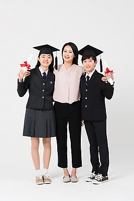 포토 JPG 스튜디오촬영 전신 학생 여학생 여자 남자 교복 남학생 학사모 졸업 중학생 청소년 실내 서기 웃음 들기 성인 앞모습 10대 세명 30대 십대라이프스타일 교사 한국인 졸업장 여중생 남중생 국내포토 직업 모자_잡화 라이프스타일 옷 교육 뷰포인트 모션 표정 사람 동양인 내부 장년 파일형식