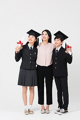 포토 JPG 스튜디오촬영 전신 학생 응시 여학생 여자 남자 교복 남학생 학사모 졸업 중학생 청소년 실내 서기 웃음 들기 성인 앞모습 10대 세명 30대 십대라이프스타일 교사 한국인 졸업장 여중생 남중생 국내포토 직업 모자 라이프스타일 시선 옷 교육 뷰포인트 모션 표정 사람 동양인 내부 장년 파일형식