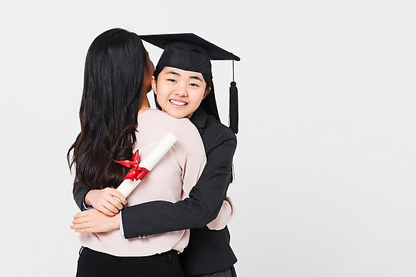 포토 JPG 스튜디오촬영 학생 여자 교복 학사모 졸업 안기 중학생 청소년 실내 서기 웃음 들기 상반신 성인 두명 앞모습 뒷모습 10대 30대 십대라이프스타일 교사 한국인 졸업장 여중생 여자만 국내포토 직업 모자_잡화 라이프스타일 옷 교육 뷰포인트 모션 표정 사람 동양인 내부 장년 파일형식