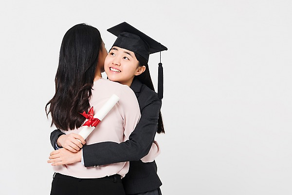 포토 JPG 스튜디오촬영 학생 여자 교복 학사모 졸업 안기 중학생 청소년 실내 서기 웃음 상반신 성인 두명 앞모습 뒷모습 10대 30대 십대라이프스타일 교사 한국인 졸업장 여중생 여자만 국내포토 직업 모자_잡화 라이프스타일 옷 교육 뷰포인트 모션 표정 사람 동양인 내부 장년 파일형식