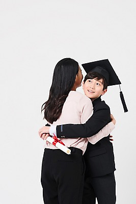 포토 JPG 스튜디오촬영 학생 응시 여학생 여자 남자 교복 남학생 학사모 졸업 안기 중학생 청소년 실내 서기 웃음 상반신 성인 두명 앞모습 뒷모습 10대 30대 십대라이프스타일 교사 한국인 졸업장 여중생 남중생 국내포토 직업 모자 라이프스타일 시선 옷 교육 뷰포인트 모션 표정 사람 동양인 내부 장년 파일형식