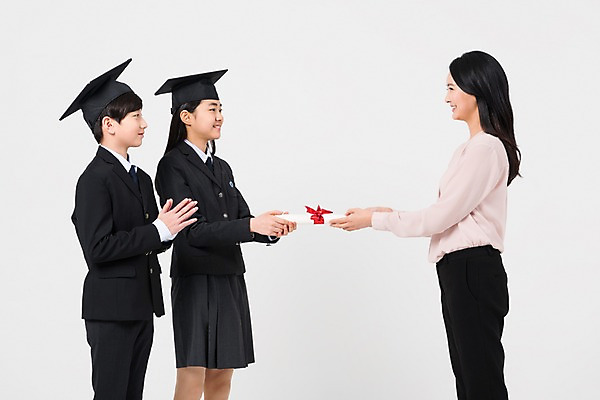 포토 JPG 스튜디오촬영 학생 응시 여학생 여자 남자 교복 남학생 학사모 졸업 중학생 청소년 실내 서기 웃음 들기 상반신 성인 옆모습 10대 세명 30대 십대라이프스타일 교사 한국인 졸업장 여중생 남중생 국내포토 직업 모자_잡화 라이프스타일 시선 옷 교육 뷰포인트 모션 표정 사람 동양인 내부 장년 파일형식