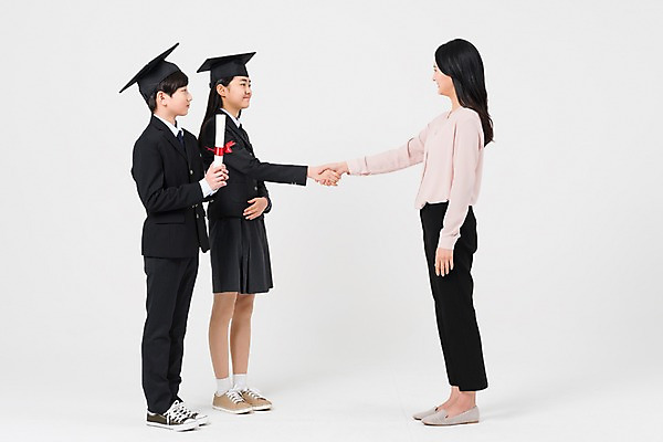 포토 JPG 스튜디오촬영 전신 학생 응시 여학생 여자 남자 교복 남학생 졸업 중학생 청소년 악수 실내 서기 웃음 들기 성인 옆모습 10대 세명 30대 손잡기 십대라이프스타일 교사 한국인 졸업장 여중생 남중생 국내포토 직업 라이프스타일 시선 옷 교육 뷰포인트 모션 표정 사람 동양인 손짓 내부 장년 파일형식 인종 생활
