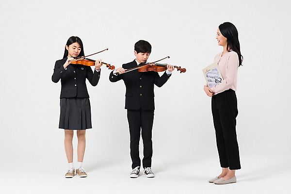 포토 JPG 스튜디오촬영 전신 학생 응시 여학생 여자 남자 교복 남학생 연주 학교 중학생 청소년 실내 서기 웃음 들기 성인 앞모습 옆모습 10대 세명 30대 십대라이프스타일 교사 한국인 바이올린 여중생 음악교육 남중생 국내포토 직업 라이프스타일 시선 옷 교육 음악 뷰포인트 모션 현악기 표정 사람 동양인 내부 장년 파일형식