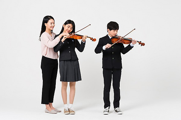 포토 JPG 스튜디오촬영 전신 학생 응시 여학생 여자 남자 교복 남학생 연주 학교 중학생 청소년 실내 서기 웃음 성인 앞모습 옆모습 10대 세명 30대 십대라이프스타일 교사 한국인 바이올린 여중생 음악교육 남중생 국내포토 직업 라이프스타일 시선 옷 교육 음악 뷰포인트 모션 현악기 표정 사람 동양인 내부 장년 파일형식