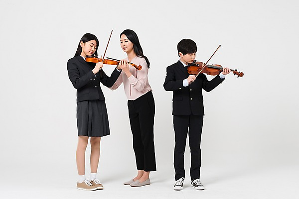 포토 JPG 스튜디오촬영 전신 학생 응시 여학생 여자 남자 교복 남학생 연주 학교 중학생 청소년 실내 서기 웃음 성인 앞모습 옆모습 10대 세명 30대 십대라이프스타일 교사 한국인 바이올린 여중생 음악교육 남중생 국내포토 직업 라이프스타일 시선 옷 교육 음악 뷰포인트 모션 현악기 표정 사람 동양인 내부 장년 파일형식