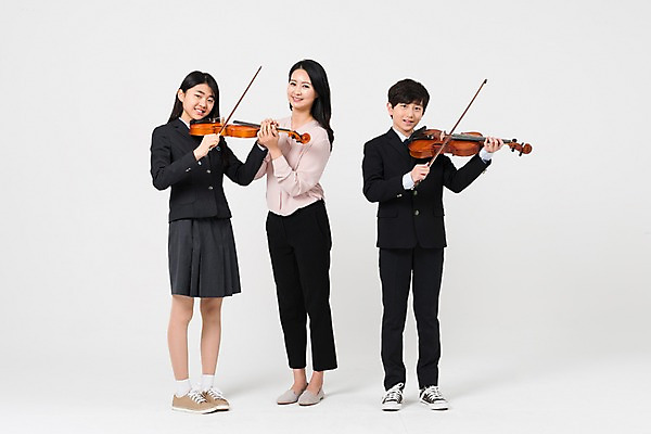 포토 JPG 스튜디오촬영 전신 학생 여학생 여자 남자 교복 남학생 연주 학교 중학생 청소년 실내 서기 웃음 들기 성인 앞모습 10대 세명 30대 십대라이프스타일 교사 한국인 바이올린 여중생 음악교육 남중생 국내포토 직업 라이프스타일 옷 교육 음악 뷰포인트 모션 현악기 표정 사람 동양인 내부 장년 파일형식 악기 문화예술 인종 생활