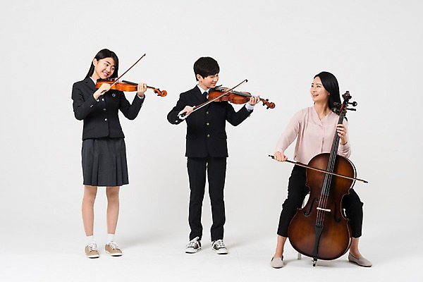 포토 JPG 스튜디오촬영 전신 학생 응시 여학생 여자 남자 교복 남학생 연주 학교 중학생 청소년 실내 서기 웃음 앉기 성인 앞모습 10대 세명 30대 십대라이프스타일 교사 한국인 여중생 음악교육 콘트라베이스 남중생 국내포토 직업 라이프스타일 시선 옷 교육 음악 뷰포인트 모션 현악기 표정 사람 동양인 내부 장년 파일형식