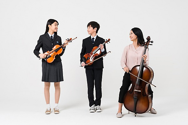 포토 JPG 스튜디오촬영 전신 학생 응시 여학생 여자 남자 교복 남학생 연주 학교 중학생 청소년 실내 서기 웃음 들기 앉기 성인 앞모습 10대 세명 30대 십대라이프스타일 교사 한국인 바이올린 여중생 음악교육 콘트라베이스 남중생 국내포토 직업 라이프스타일 시선 옷 교육 음악 뷰포인트 모션 현악기 표정 사람 동양인 내부 장년 파일형식