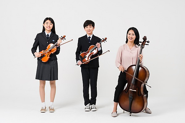 포토 JPG 스튜디오촬영 전신 학생 여학생 여자 남자 교복 남학생 연주 학교 중학생 청소년 실내 서기 웃음 들기 앉기 성인 앞모습 10대 세명 30대 십대라이프스타일 교사 한국인 바이올린 여중생 음악교육 콘트라베이스 남중생 국내포토 직업 라이프스타일 옷 교육 음악 뷰포인트 모션 현악기 표정 사람 동양인 내부 장년 파일형식