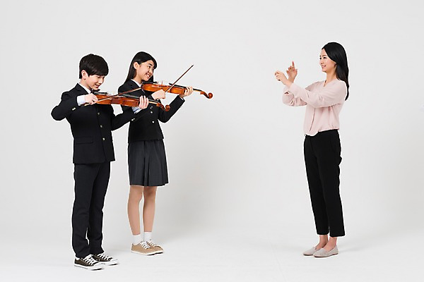 포토 JPG 스튜디오촬영 전신 학생 응시 여학생 여자 남자 교복 남학생 연주 학교 중학생 청소년 실내 서기 웃음 성인 옆모습 10대 세명 30대 십대라이프스타일 교사 한국인 바이올린 여중생 음악교육 지휘 남중생 국내포토 직업 라이프스타일 시선 옷 교육 음악 뷰포인트 모션 현악기 표정 사람 동양인 내부 장년 파일형식