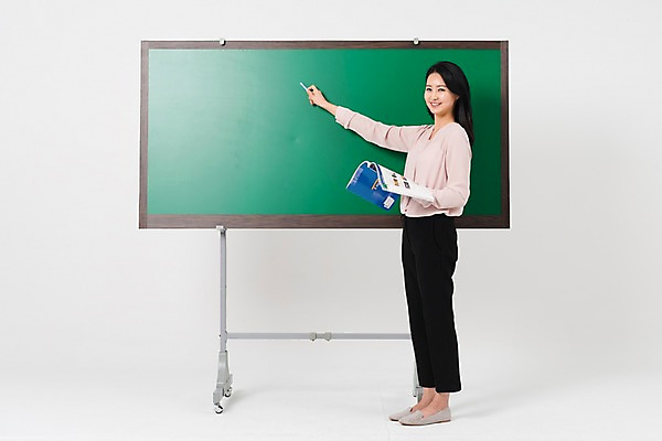 포토 JPG 스튜디오촬영 전신 여자 학교 수업 실내 한명 서기 웃음 들기 성인 옆모습 책 30대 교사 칠판 한국인 강의 분필 세미정장 성인여자한명만 국내포토 직업 1 교육 뷰포인트 모션 표정 사람 동양인 정장 내부 장년 초크 여자한명만 성인여자만 파일형식